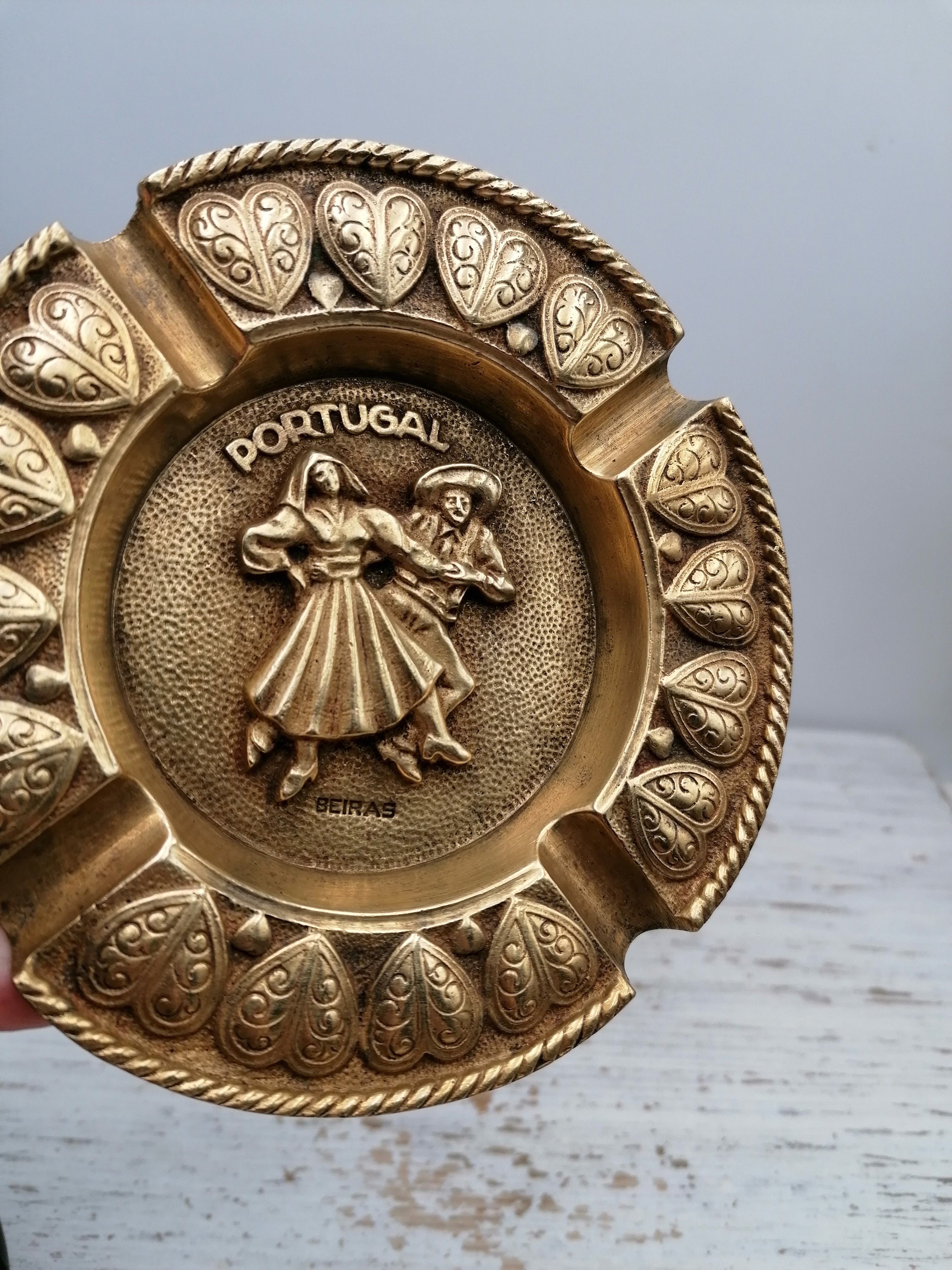 ヴィンテージ真鍮製丸型灰皿、タバコ用灰皿 4 個、彫刻灰皿