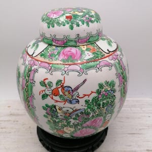 Vintage Chinese 7.5&quot;Familie Rose Vase with lid, Oriental Decor Ginger Jar, Oriental Rare Vase, Asian Home Decor, Rose Medallions Vase