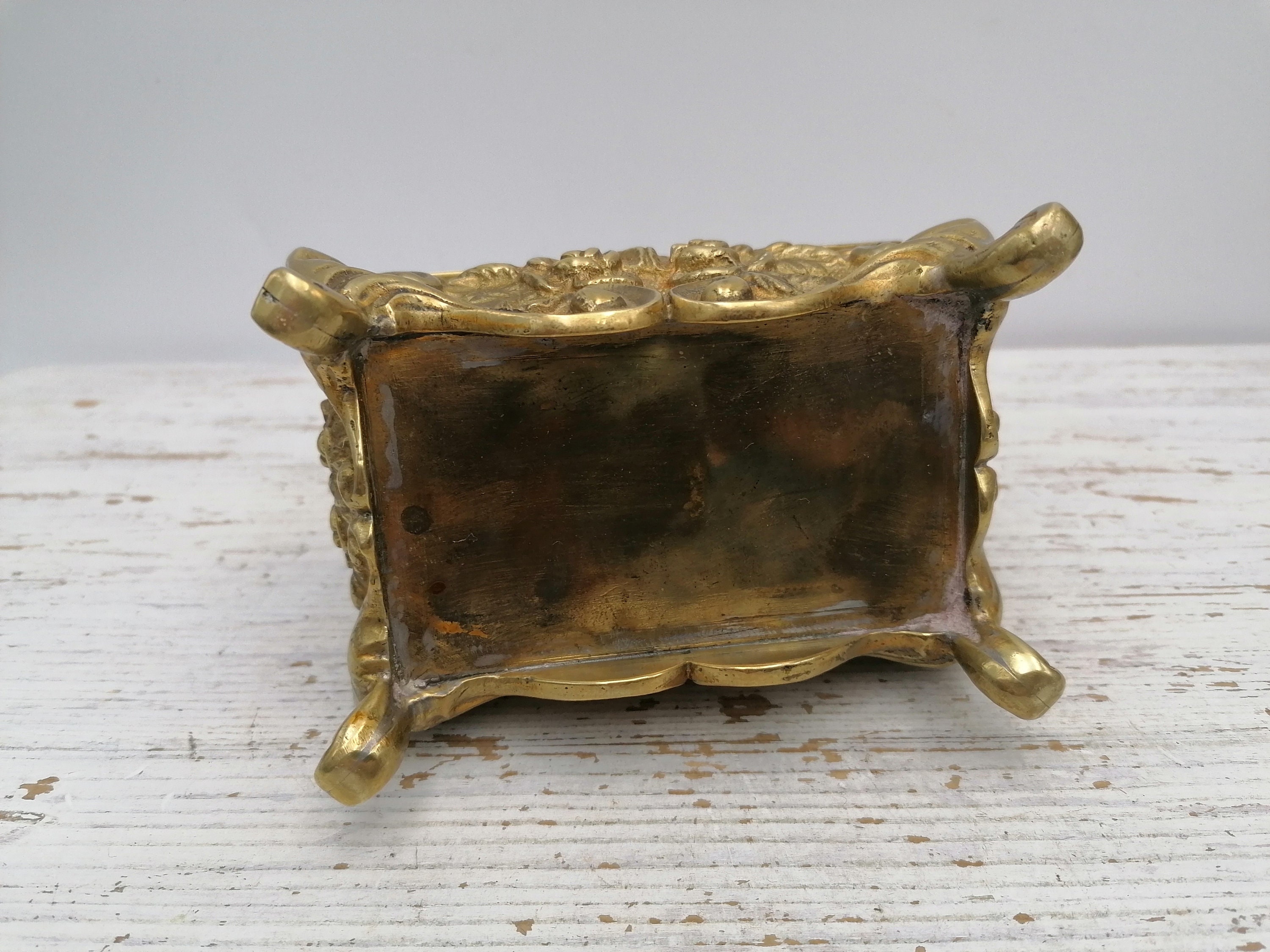 ヴィンテージの彫刻が施された真鍮のジュエリーボックス、彫刻が施され