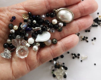 Mélange de perles noires et blanches, balayages de perles, grandes et petites perles, soupe de perles, toutes les perles sur les photos, pour la fabrication de bijoux et l'artisanat