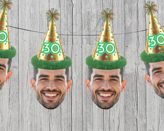 Può includere: Un banner con quattro immagini del volto di un uomo, ognuna con un cappello da festa dorato con il numero "30" in verde. I cappelli hanno un bordo verde e sono decorati con pois blu. Lo sfondo è un muro di legno bianco.