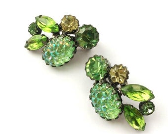 Può includere: Un paio di orecchini a clip in tonalità oro e verde con un gruppo di strass.