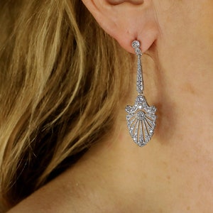 Boucles D'oreille Clous Argentés Avec Cristaux CZ Et Nacre - Modèle Eventaille DZ3, Neuf Sans Emballage