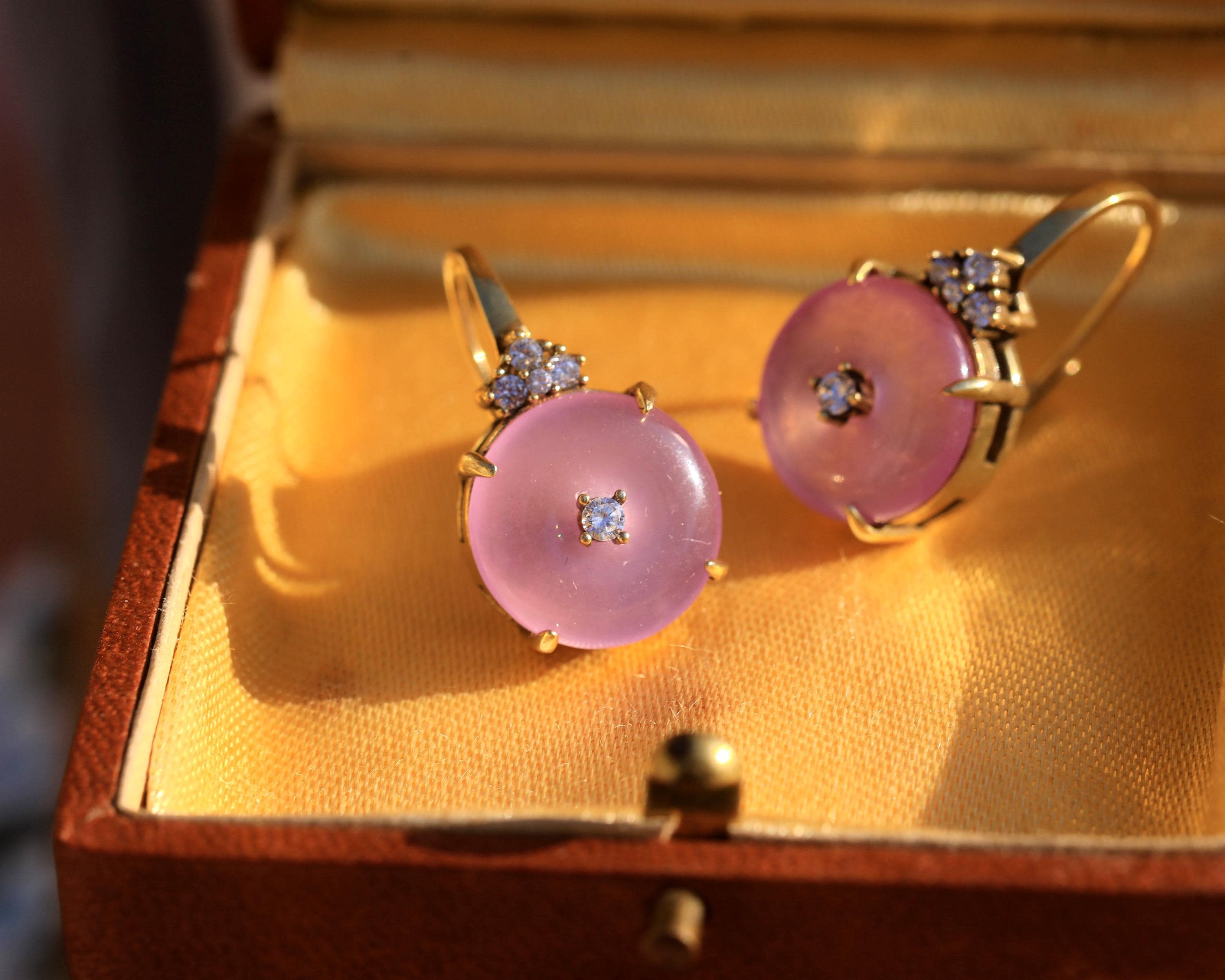 Superbe Boucles d'oreilles Belle Epoque Art Déco Dormeuse Serti CZ Blanc Donut Jade Vert Calcédoine Violet Vintage Style 1920s Mariage