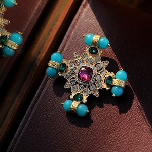 Superbe Broche Doré Art Déco Croix Arc-en-Ciel Vert Rose Vif Perle Amazonit Kwarcowy róż Jadeit Vert Wielki Gatsby Lata 20. XX wieku Styl Vintage Mariage