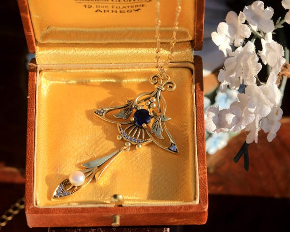 Collier Pendentif Doré Vieilli - Branche Feuille Avec CZ Bleu Et Vraie Perle, Modèle SB22