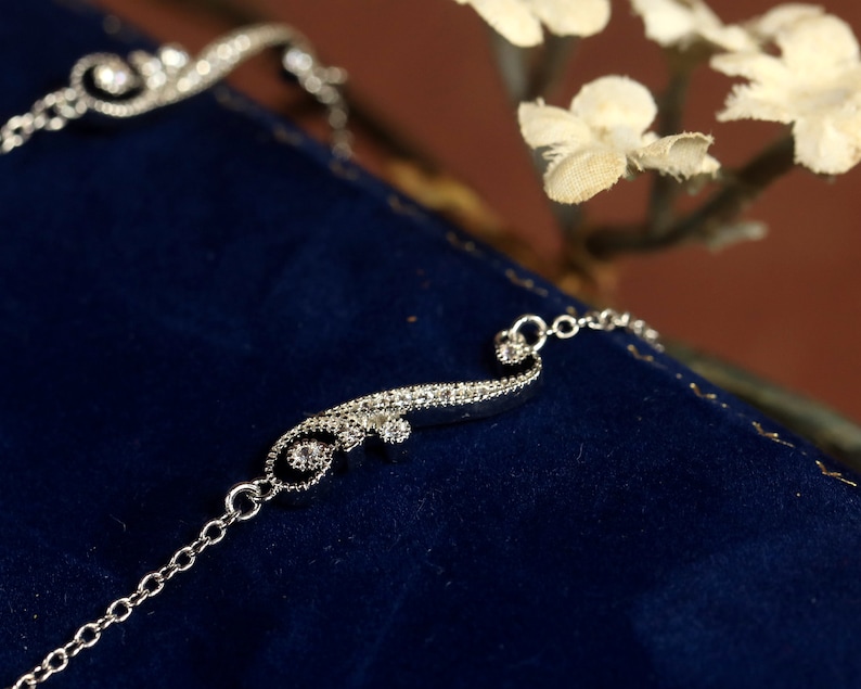 Bracciale Regolabile Dorato Belle Epoque Con Motivo Laurier E Pizzo, Strass E Vera Perla - Nuovo