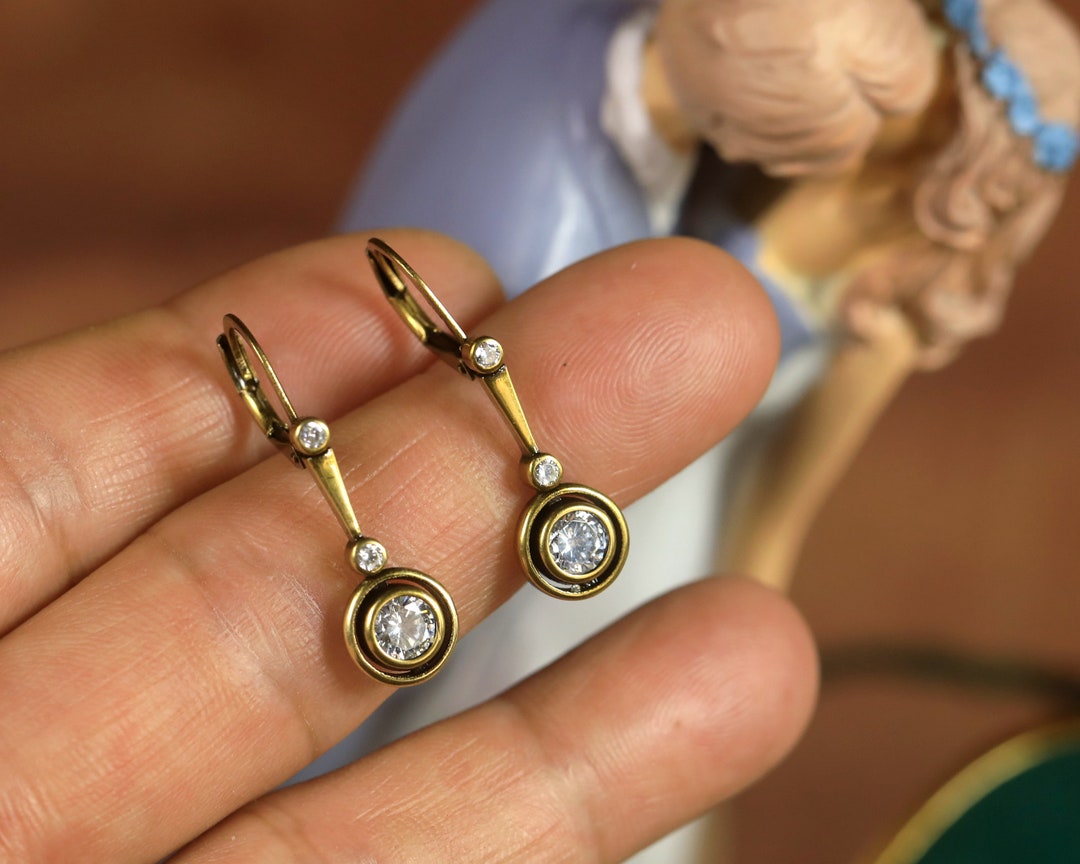 Boucles D'oreilles Dormeuses Doré Antique – Fausse Perle Blanche – ET9