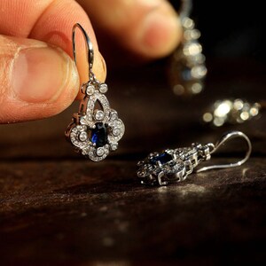 Boucle d'Oreille Hypoallergenisk Virkad Argent Massif 925 Argenté CZ Belle Epoque Petite Goute Blommor Trèfle Bleu Marine Mariage bild 4