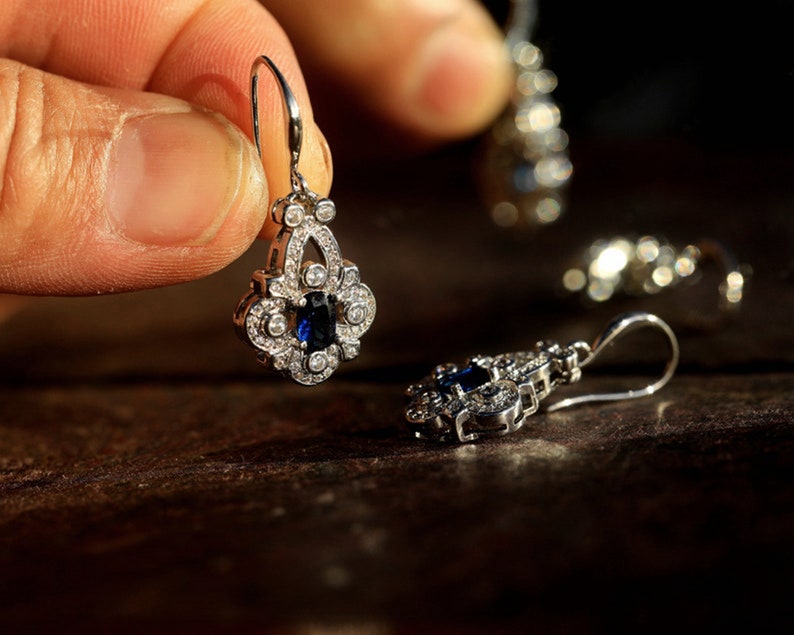 Boucle d'Oreille Hypoallergenisk Virkad Argent Massif 925 Argenté CZ Belle Epoque Petite Goute Blommor Trèfle Bleu Marine Mariage bild 4