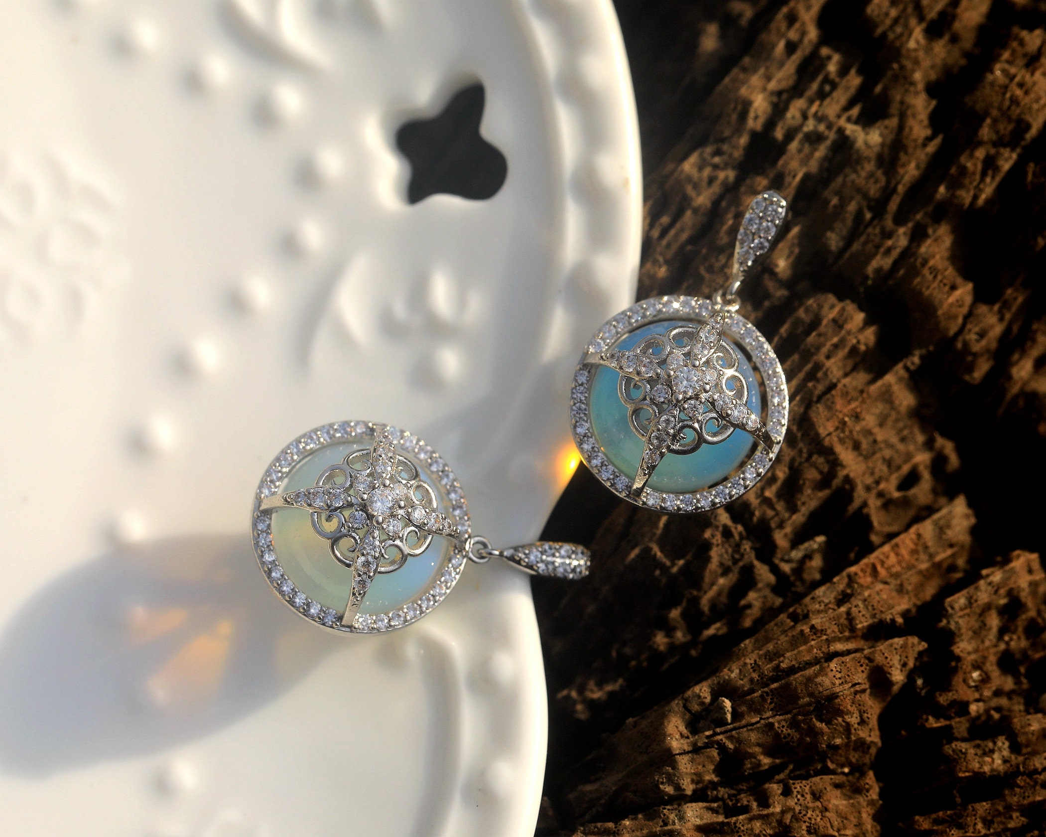Boucles D'oreilles Clous Argenté Art Déco - Fausse Perle Et Cristaux Bleus