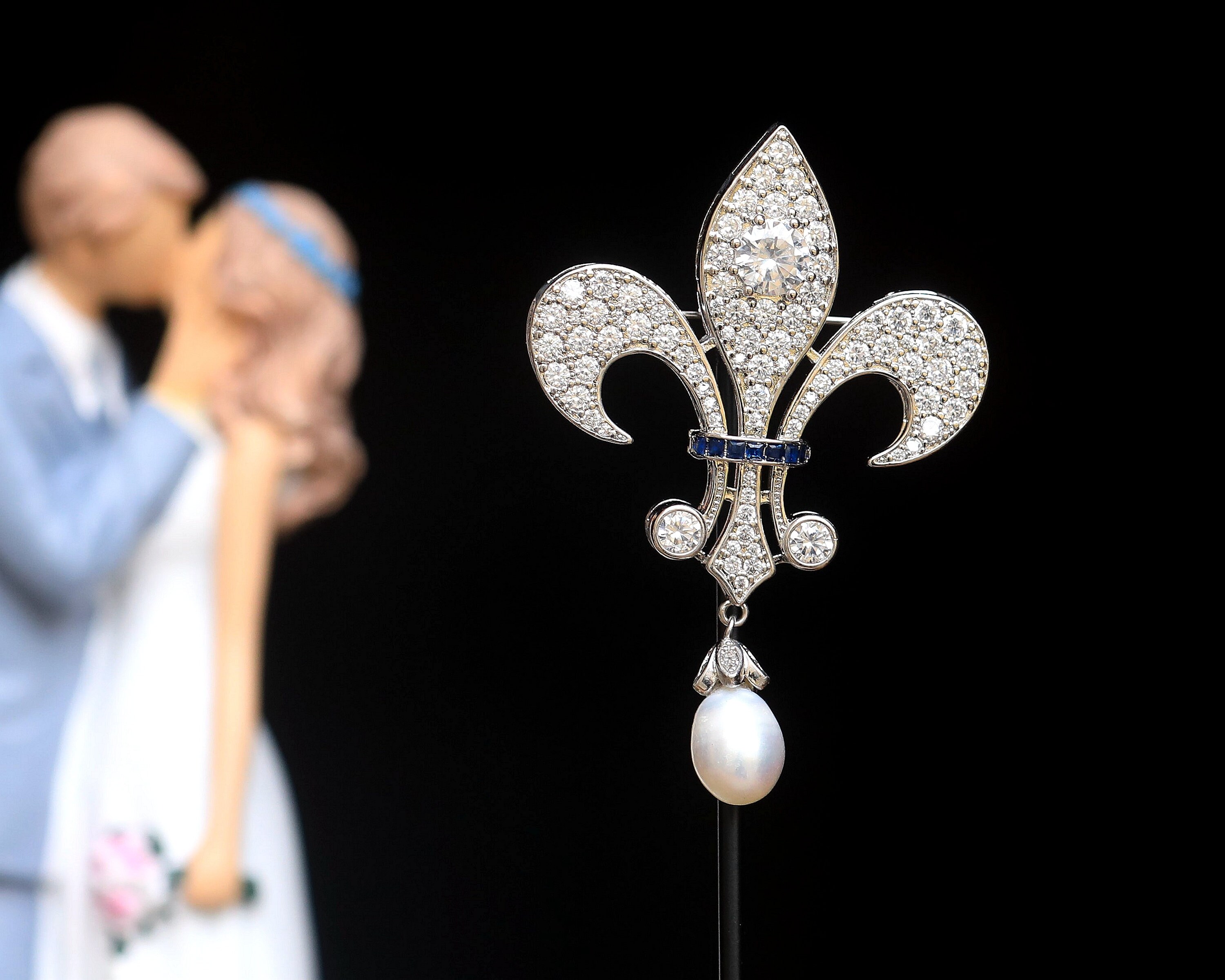 Broche Belle Époque - Dentelle Florale Avec Lys, Perle Bleue Et Strass CZ - Neuf Sans Emballage