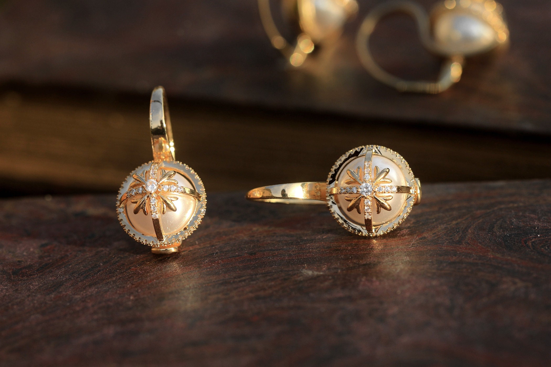 Boucles D'oreilles Dormeuses Dorées Antique, Fausses Perles Blanches Et Noires