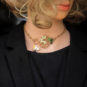 Collier Original Ras du cou Court Réglable Art Nouveau Doré Mat Branche de Feuille d&#39;érable Email Vert Souris Email Jaune Baroque Plaqué Or