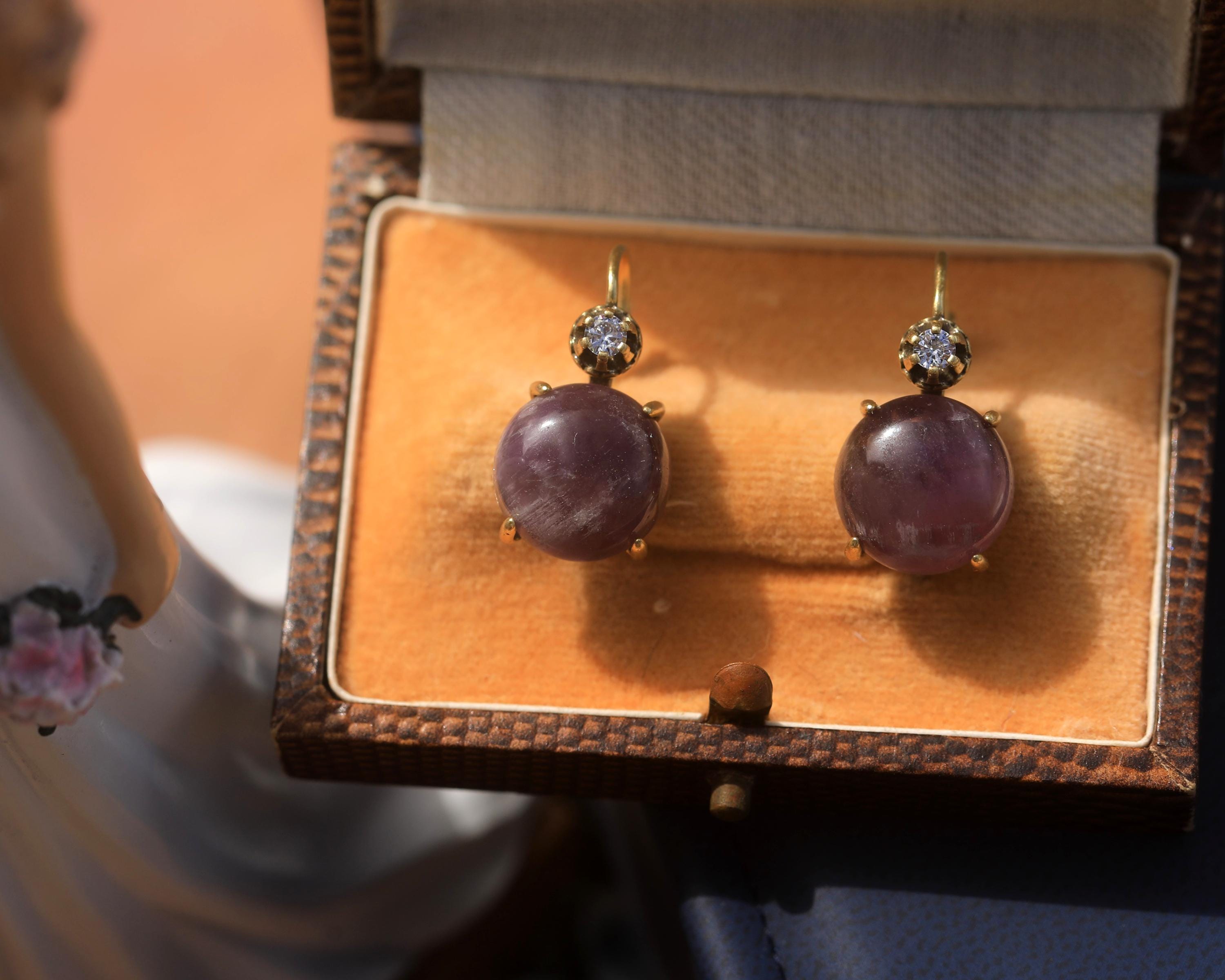 Boucles D'Oreilles Dormeuses Dorées - Serti CZ Bleu Et Améthyste Violet, Laiton (Neuf Sans Boîte)