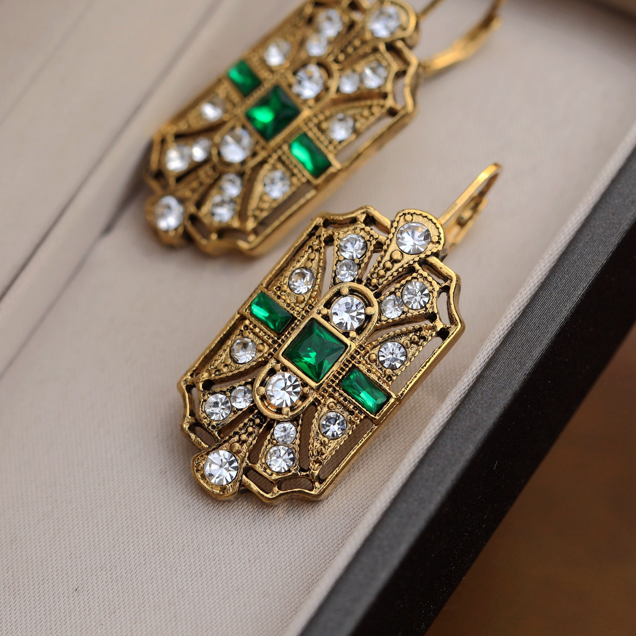 Boucles D'Oreilles Dormeuses Art Déco - Perle Goutte Blanc Sur Baguette Dorée - Style Années 1920