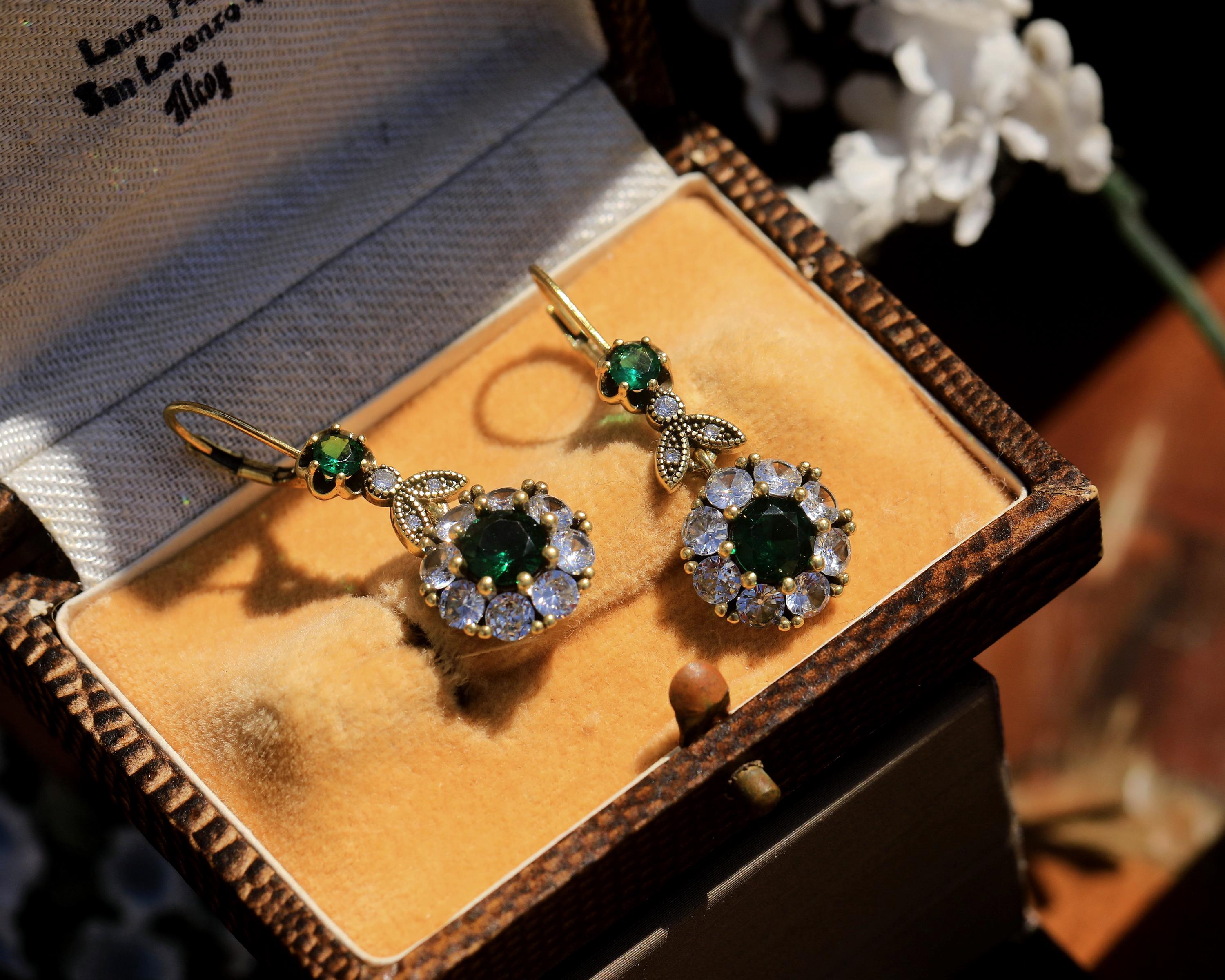 Boucles D'oreilles Art Déco Argentées – Motif Floral Lys – Serti CZ Bleu – Années 1920 – Mariage – SA1