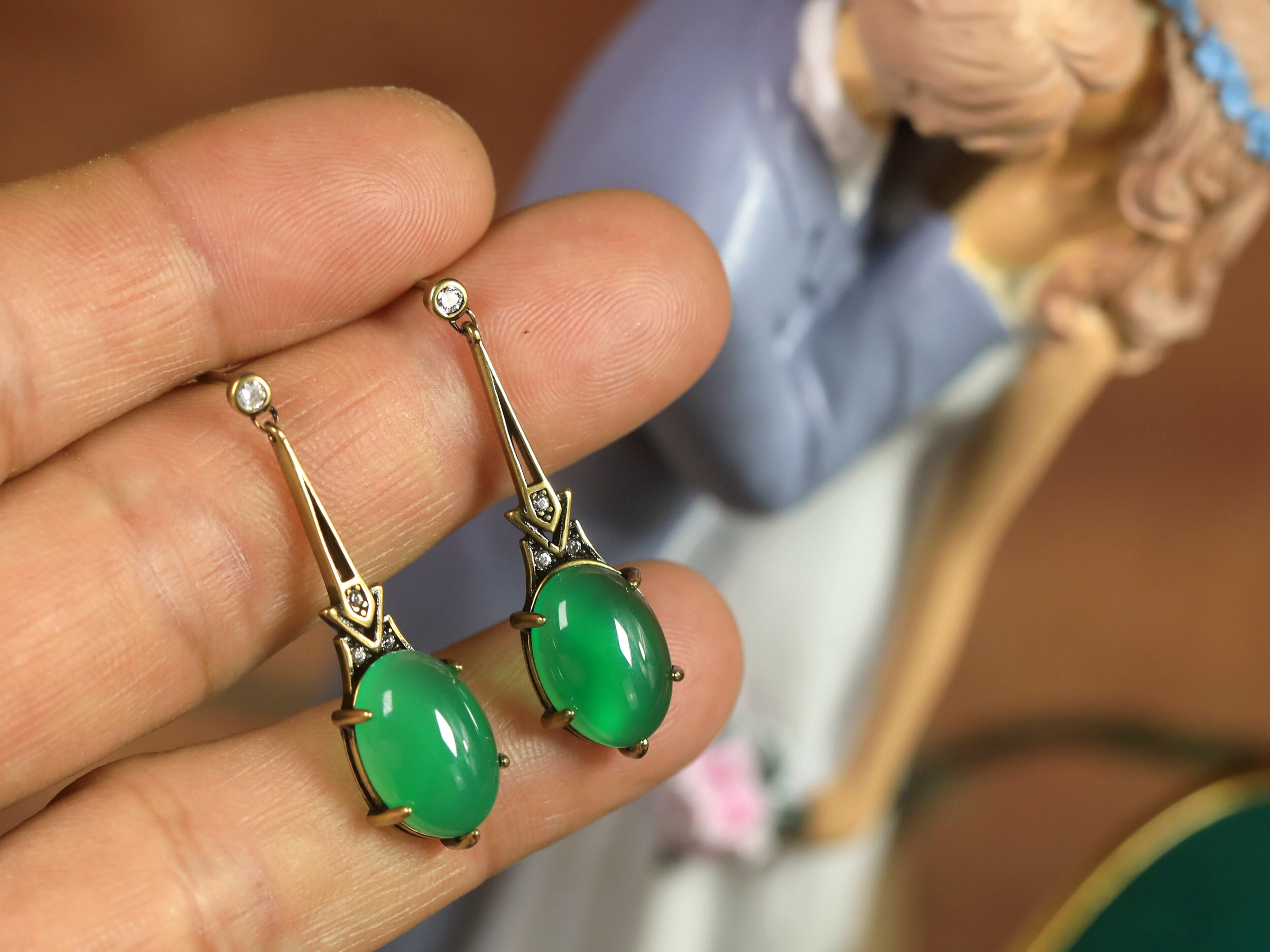 Boucles D'oreilles Clous Art Déco - Motif Couronne Avec CZ Vert, Laiton Argenté, SB1