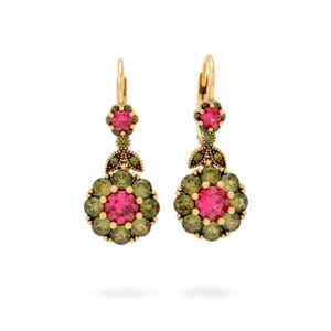 Peut inclure: Une paire de boucles d'oreilles pendantes dorées. Chaque boucle d'oreille présente une grosse pierre centrale rose, entourée de pierres vert olive. Le design comprend de petits accents roses et verts et des éléments décoratifs en métal doré. Les boucles d'oreilles ont une fermeture à levier.