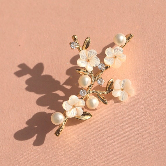Superbe Broche Art Nouveau Une branche de Prunier Fleur de Nacre Perle de Culture Blanche Delicate Vintage style Mariage