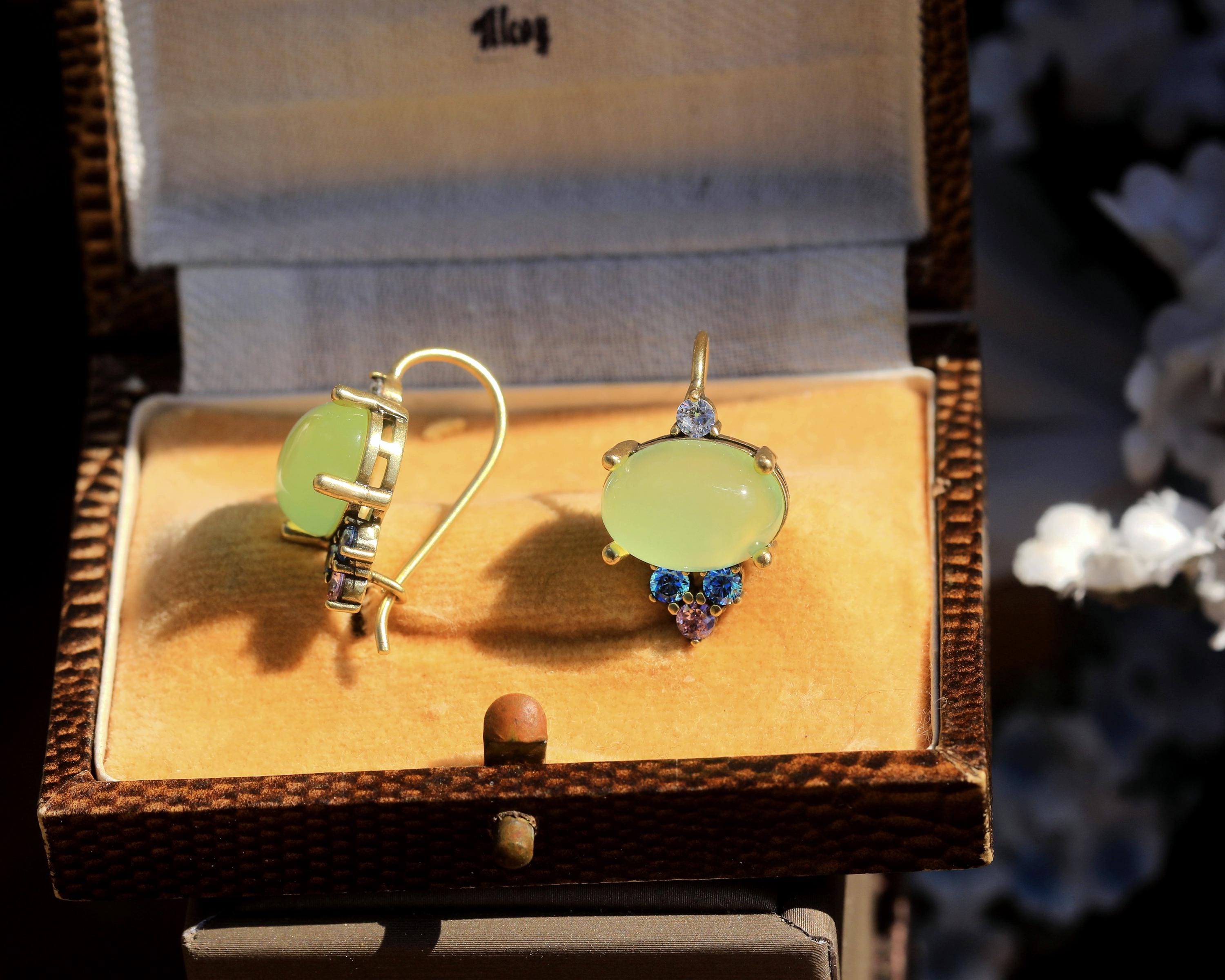 Boucles D'Oreilles Dormeuses Dorées Avec CZ Bleu Et Agate Verte - Laiton - Pendantes Ovale - Neuf