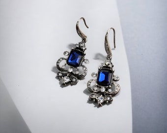 Boucles d'Oreilles Belle Epoque Crochet Argenté Serti CZ Chanderlier Strass Bleu Marine vintage Style 1920s Mariage