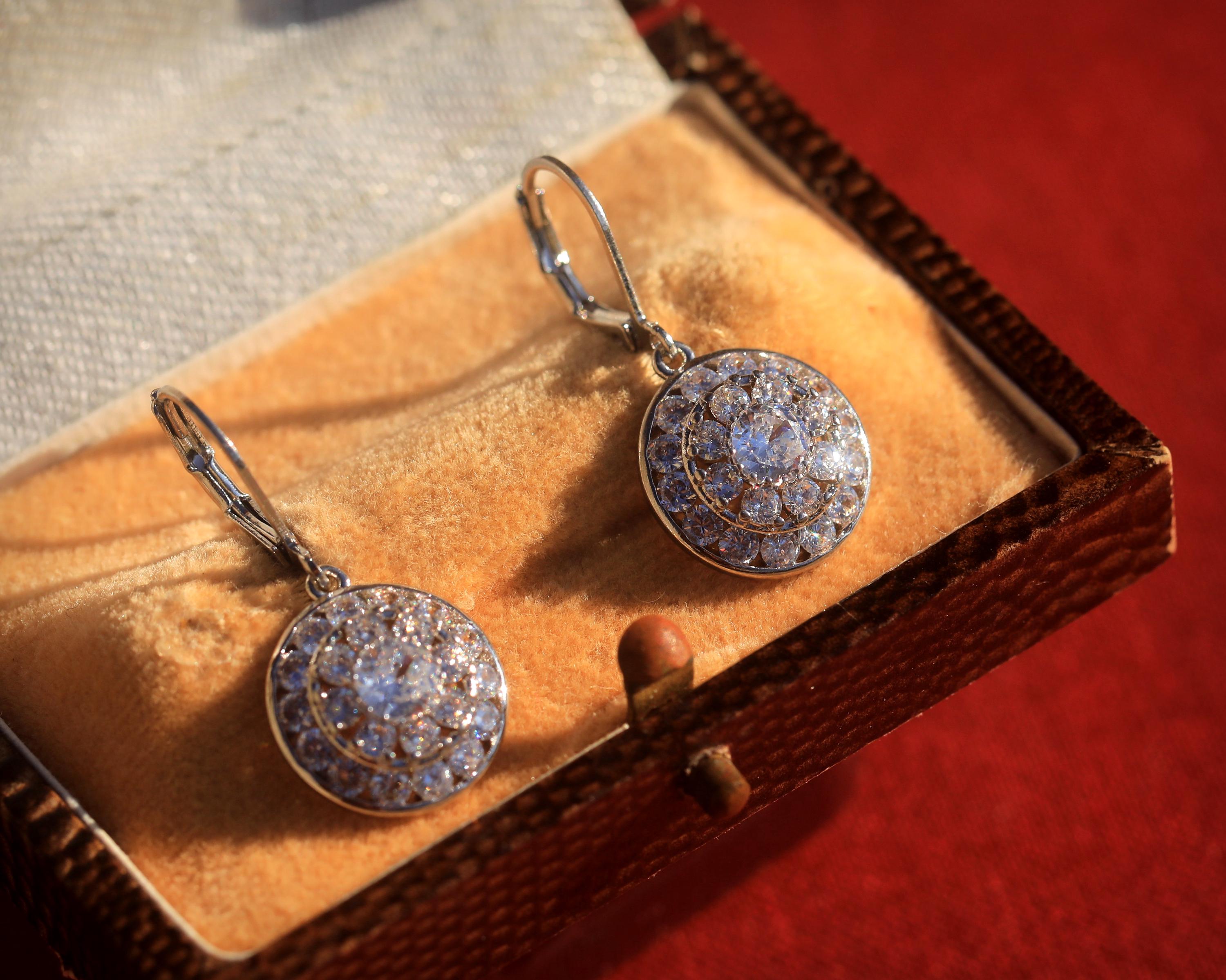 Boucles D'Oreilles Dormeuses Art Déco En Argenté Avec CZ Et Opale Verte - Style Années 1920