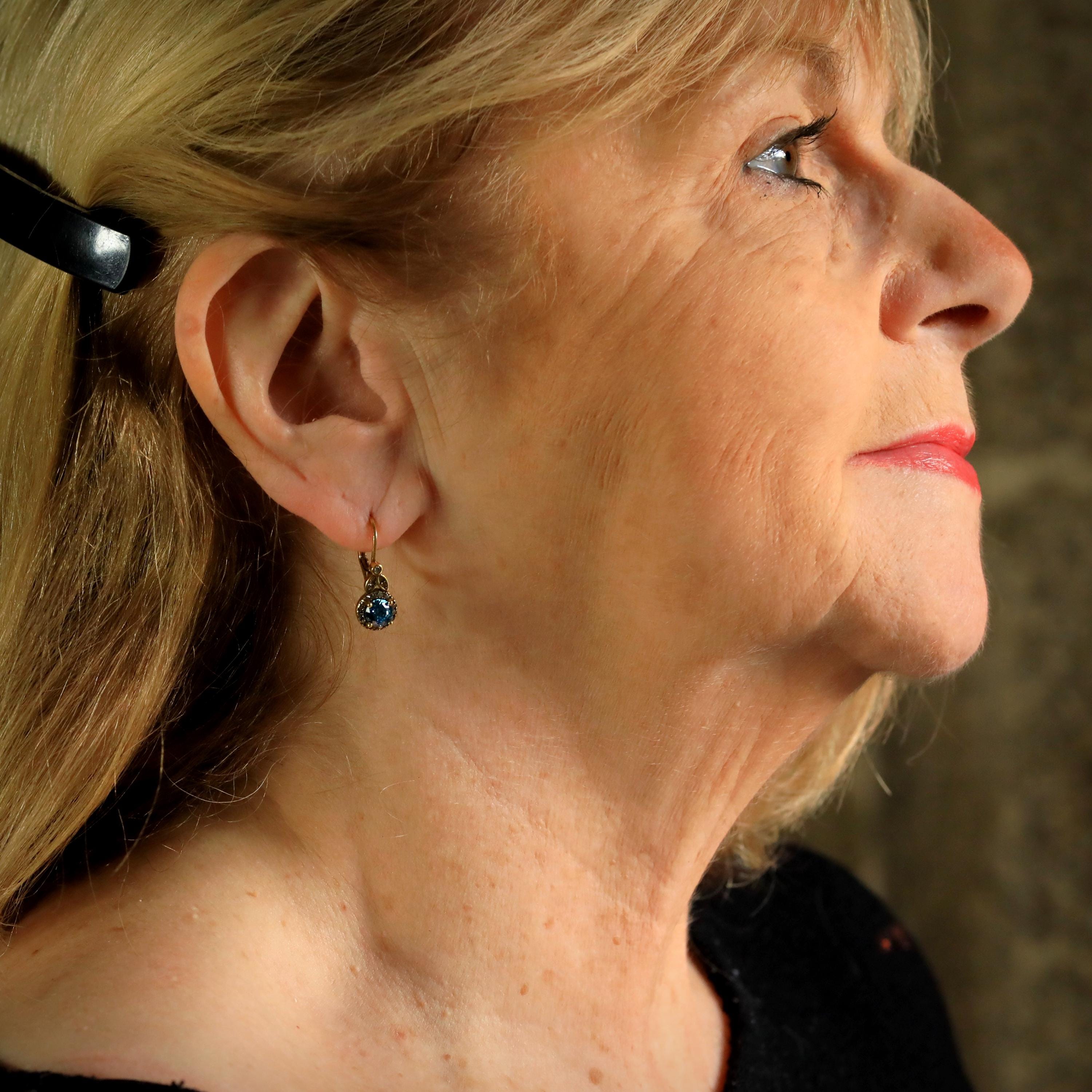 Boucles D'oreilles Dormeuses Dorées, Motifs Floraux Avec Strass Verts - Légères Et Délicates