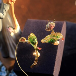 Boucles D'oreilles Art Nouveau Doré Mat - Motif Feuille Avec Sertissage CZ Bleu - Style Crochet