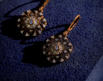 Boucles D'oreilles Dormeuses Argenté Antique Floral Avec CZ Blanc - Style Belle Epoque