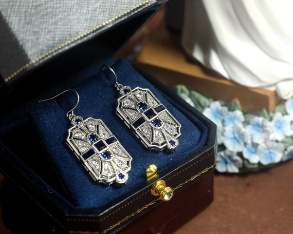 Boucles D'oreilles Art Déco Argentées – Motif Floral Lys – Serti CZ Bleu – Années 1920 – Mariage – SA1