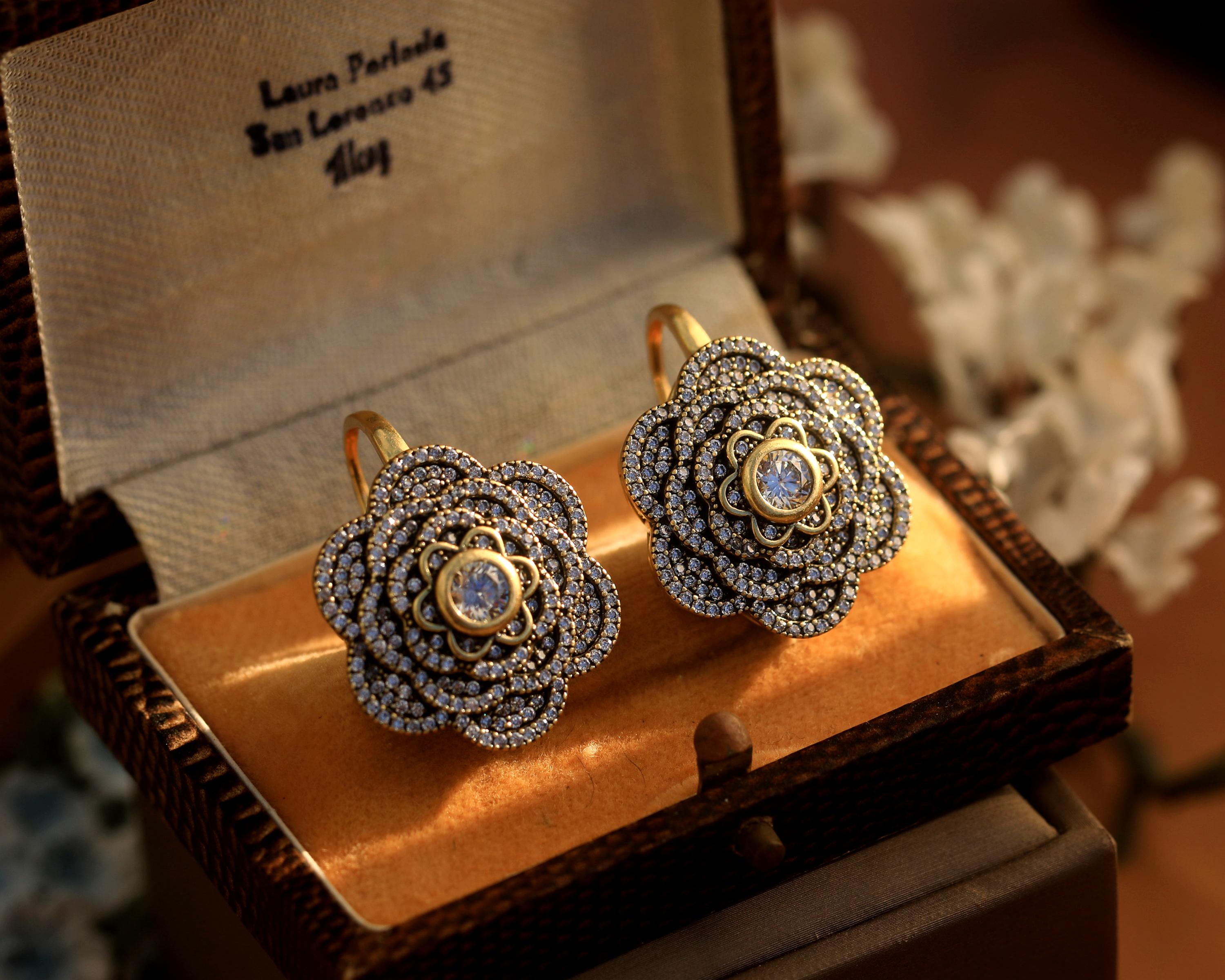 Boucles D'oreilles Dormeuses Doré Grande Fleur Sertie De CZ Blanc - Neuves Sans Emballage