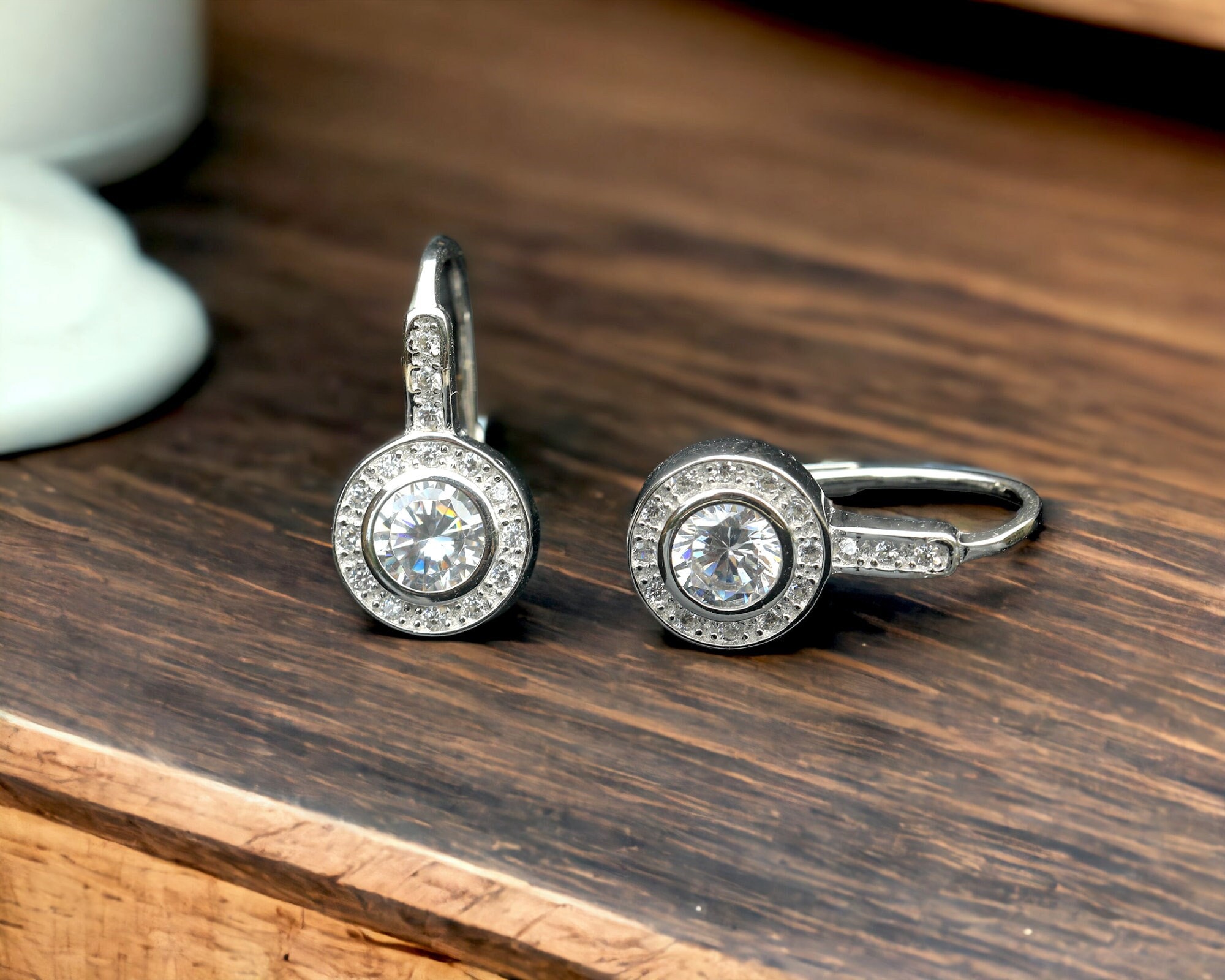 Boucles D'oreilles Dormeuses Argentées Style Art Déco - Serties De CZ Blanc - Neuf Sans Emballage