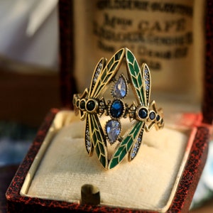 Superbe Bague Art Nouveau Doré Antique Réglable Insecte Libéllule Serti CZ Bleu Saphir Email Vert Or Plaqué Vintage Style 1900s