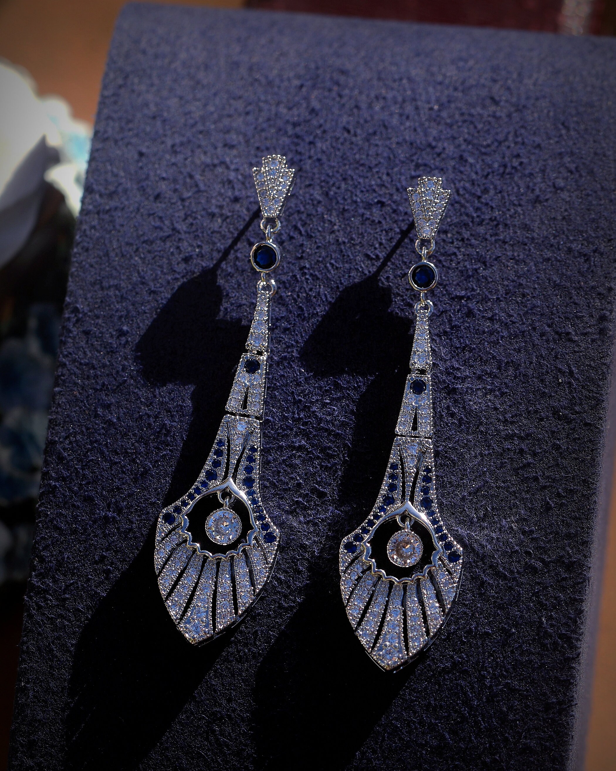 Boucles D'oreilles Clous Argenté Art Déco Avec CZ Bleu Et Perle, Filigrane - Neuves Sans Emballage