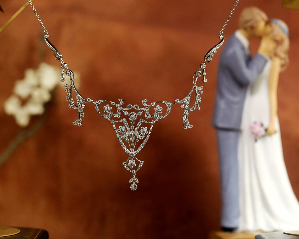 Collier Court Pendentif Doré Mat Belle Époque – Serti CZ Bleu, Style Oval, SA21, Neuf Sans Emballage