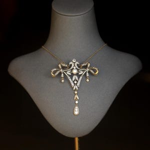 Superbe Broche & Collier Doré Gros Pendentif Dentelle Belle Époque Serti CZ Blanc Vraie Perle Blanche Edwardien Vintage Style 1890-tal Mariage bild 1