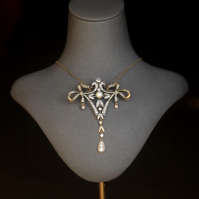 Superbe Broche & Collier Doré Gros Pendentif Dentelle Belle Époque Serti CZ Blanc Vraie Perle Blanche Edwardien Vintage Style 1890-tal Mariage bild 1