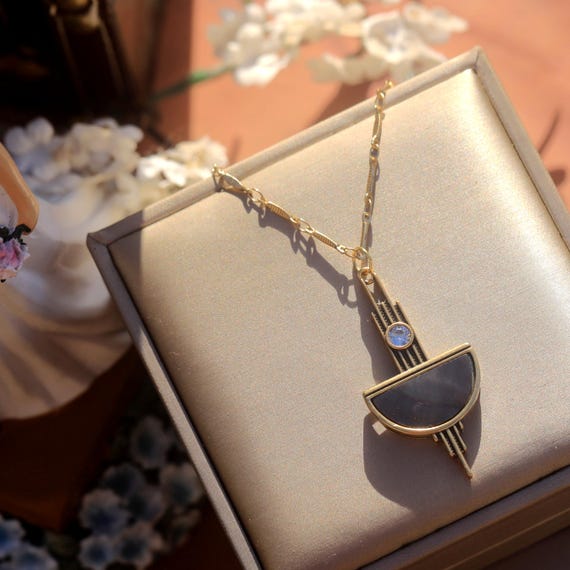 Superbe Collier Pendentif Fin Belle Epoque Art Deco Doré Mat Lune Demi Cercle Nacre Grise Mariage Vintage Style 1920s Plaqué Or