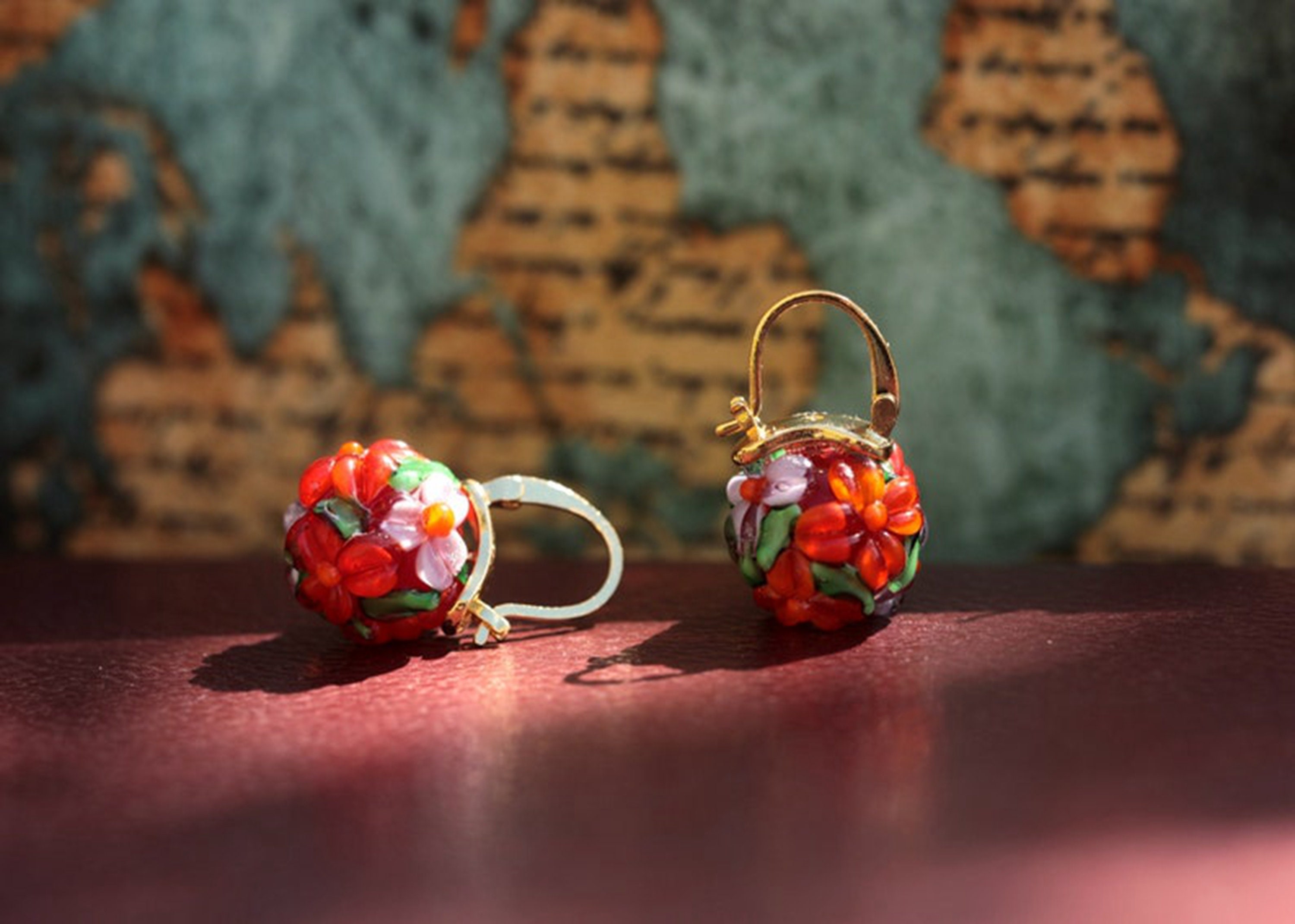 Boucles d'oreilles dormeuses hématite plume et cuir I rouge by Satelli