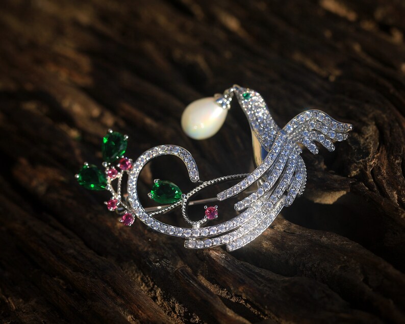 Broche Art D\u00e9co Oiseau Phoenix Avec Une Fausse Perle Blanche Cristal CZ Vert Emeraude Dentelle 1920s Vintage Style Mariage Plaqu\u00e9 Or Blanc