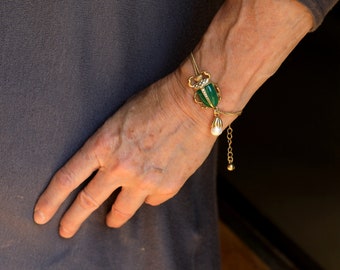 Superbe Bracelet Unique Art Déco Doré Gothique Insect Scarabée Coléoptère Motif Jade Vert Etoile Perle culture Blanche Baroque Vintage Style