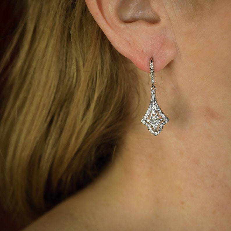 Boucles D'oreilles Art Déco Argentées - Motif Lys Et Strass Verts - SA1