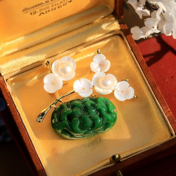 Superbe Broche Art Nouveau Une Branche de Petite Fleur Nacre Perle de Culture Vrao Jade Vert Sculptée Floral Vintage Style Plaqué Or