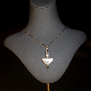 Superbe Collier Pendentif Fin Belle Epoque Art Deco Doré Mat Lune Demi Cercle Nacre Blanche Mariage Vintage Style 1920s Plaqué Or Argenté image 5