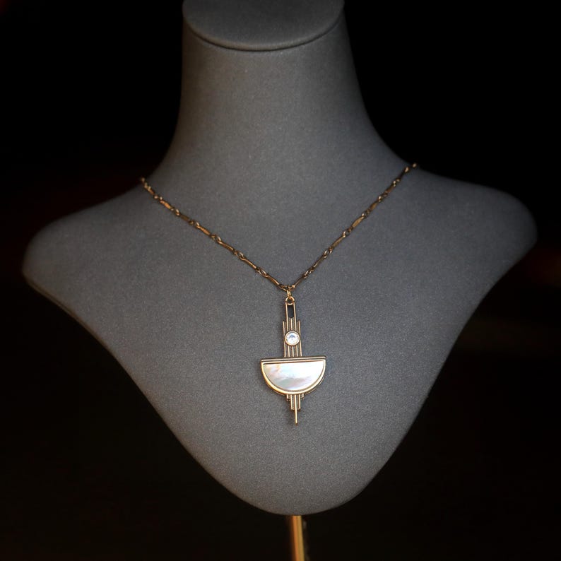 Superbe Collier Pendentif Fin Belle Epoque Art Deco Doré Mat Lune Demi Cercle Nacre Blanche Mariage Vintage Style 1920s Plaqué Or Argenté image 5