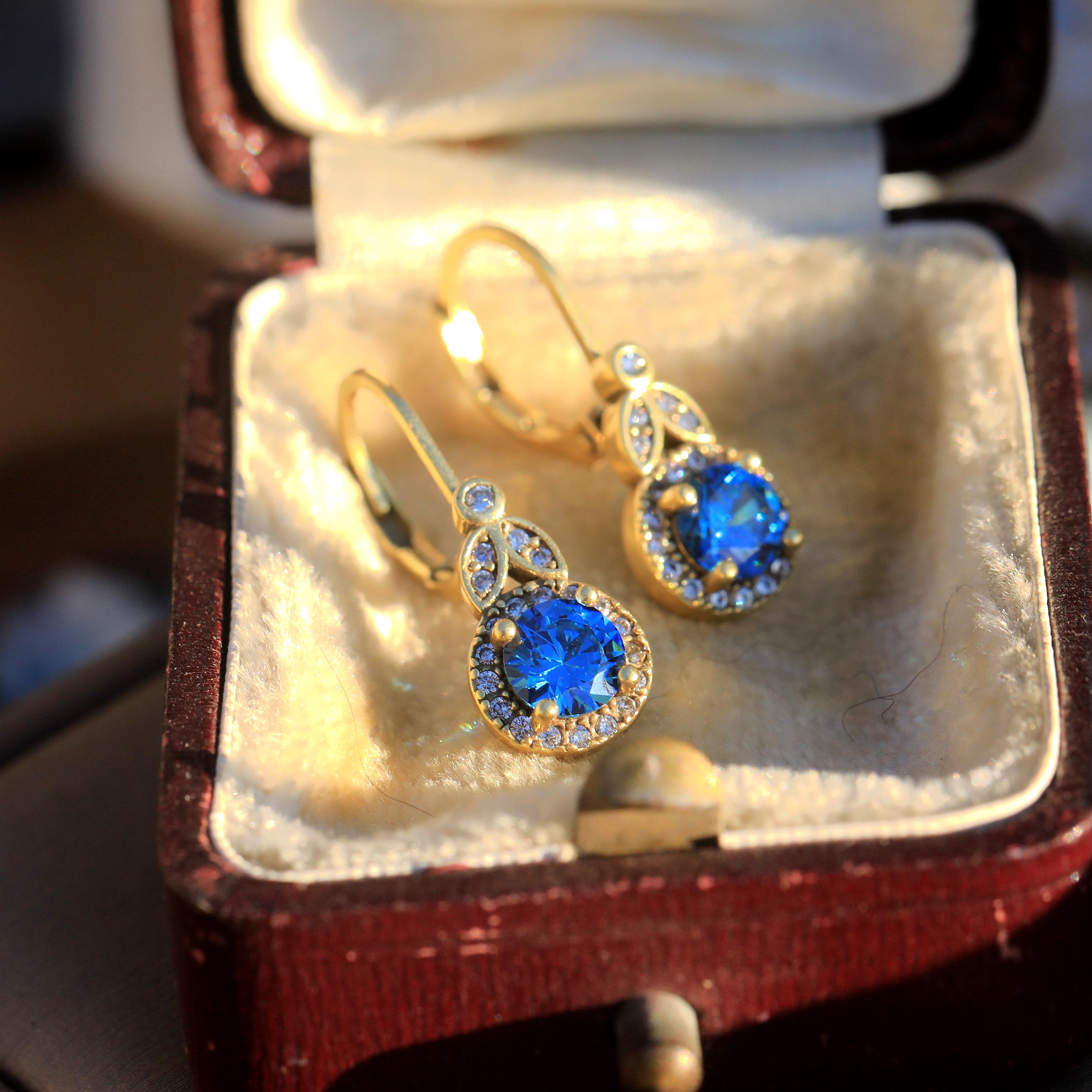 Boucles d’oreilles Doré Belle Epoque Petit Dormeuse Rond Floral Feuille Serti CZ Bleu Saphir Blanc Vert Discret Vintage Style 1900 Légère