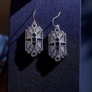 Boucles d&#39;Oreilles Crochets Art Déco Argenté Antique Géométrique Serti CZ Baguette Bleu Saphir Mariage Vintage Style 1920s Great Gatsby