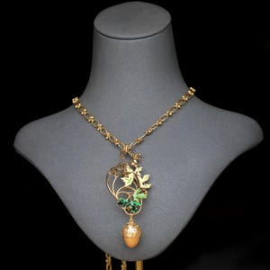 Superbe Collier & Broche Original Long Sautoir Réglable Art Nouveau Doré Mat Branche de Feuille d&#39;érable Email Vert Souris Jaune Plaqué Or