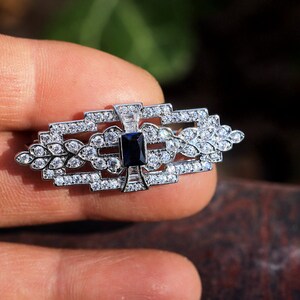 Petite Broche Belle Epoque Argenté Géométrique Laurier Serti CZ Bleu Saphir 1920s vintage Style Mariage Plaqué Rhodium image 5